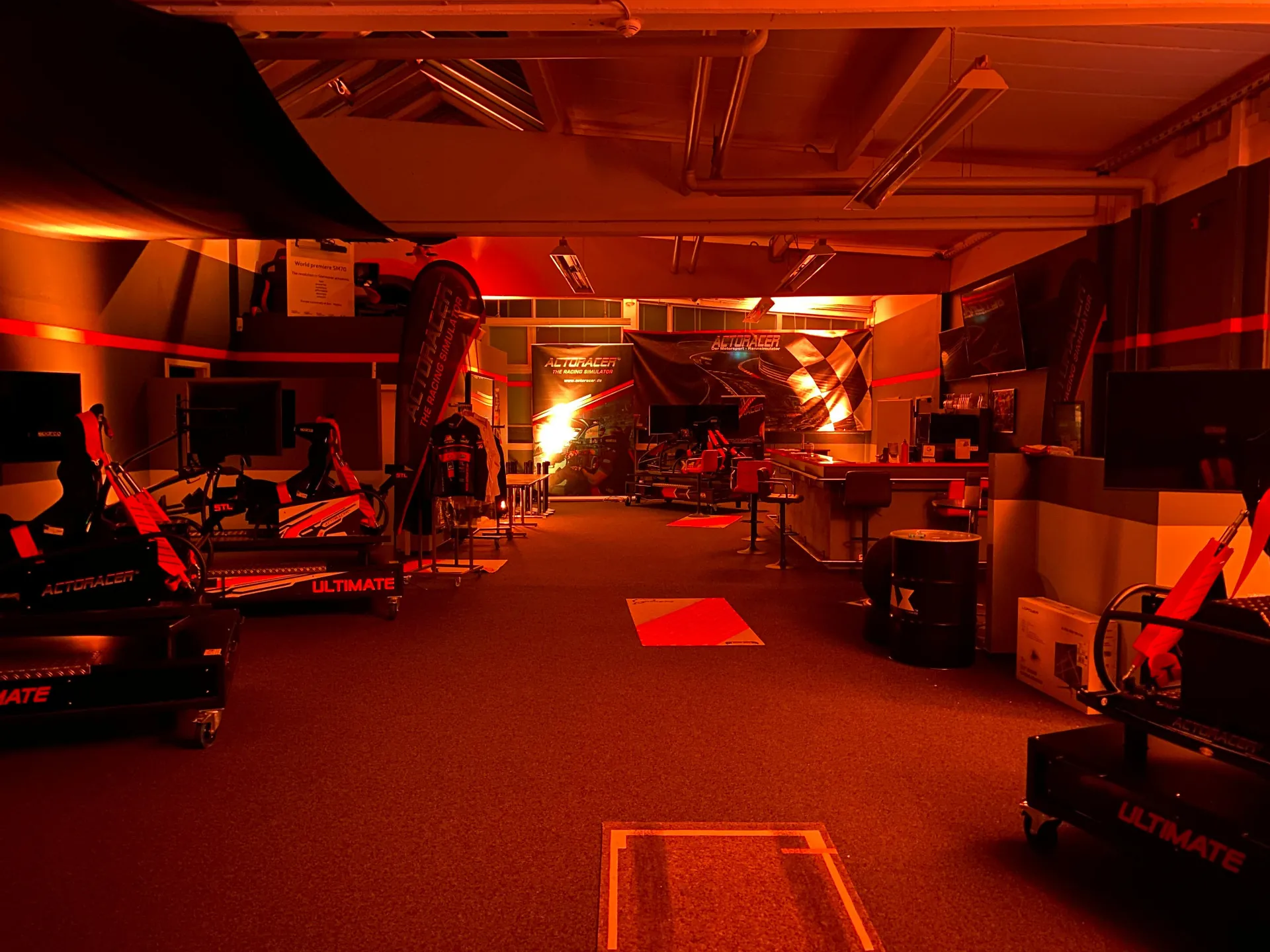 ACTORACER Showroom im orangenen Licht — Sede Windeck